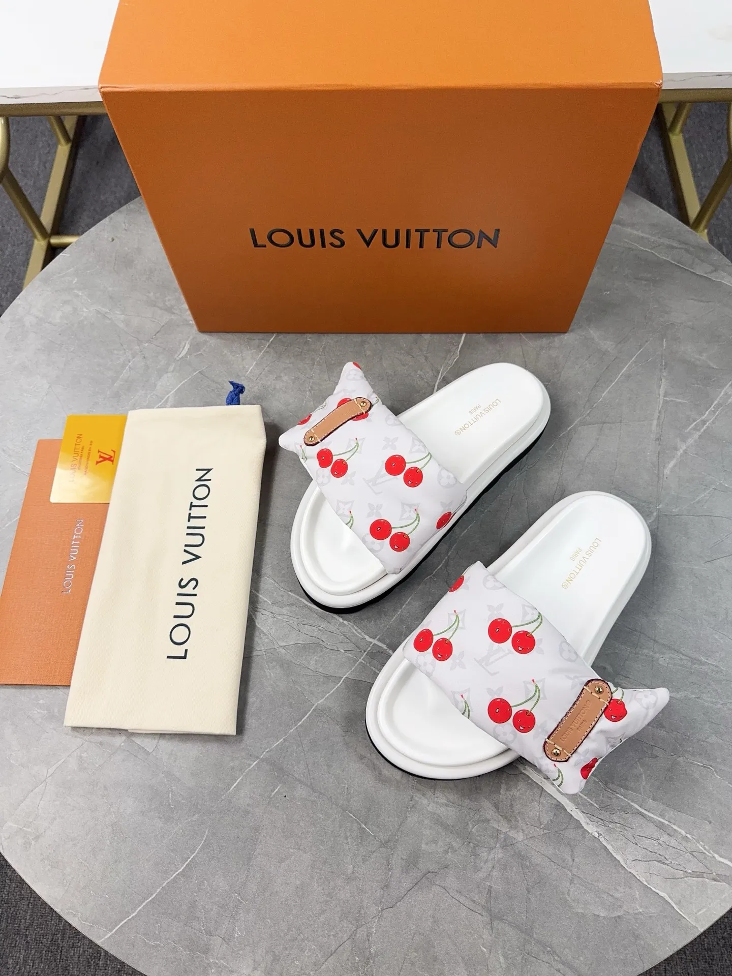 👟👟Ex-factory price 360👟👟 LV Donkey Brand L Family 2025 Hot Style Embossed Logo Embossed Sandals This Pool Pillow Comfort flat sandals are made of technical fabrics and use high-frequency embossing technology to reinterpret the Monogram pattern. Soft padded upper with adjustable Velcro, comfortable and tough insole adds harmonious colors ▪️Fabric: Original customized technical fabric ▪️Lining: soft sheepskin lining ▪️Sole: Original open-molded rubber foam outsole ▪️Size: 35-45